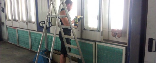 Montaż szyby wielowarstwowej w znanej lakierni samochodowej