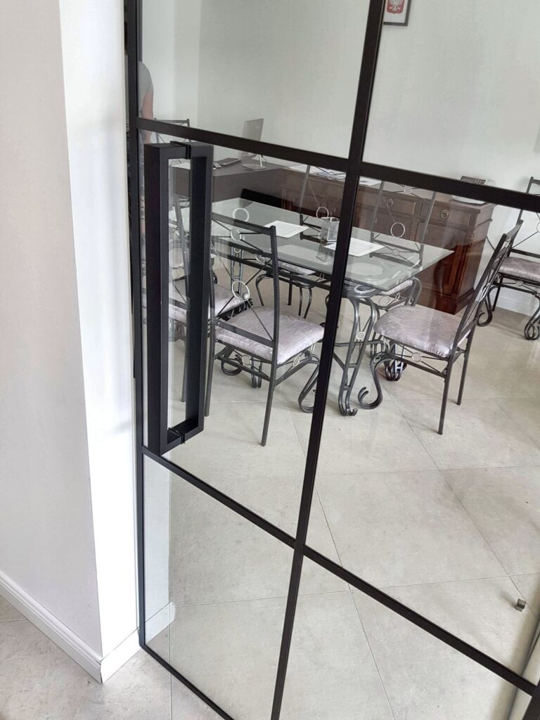Drzwi loft z czarnym uchwytem