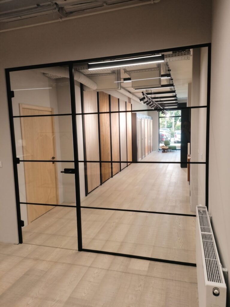 Drzwi loftowe w ościeżnicy w salonie wystawowym