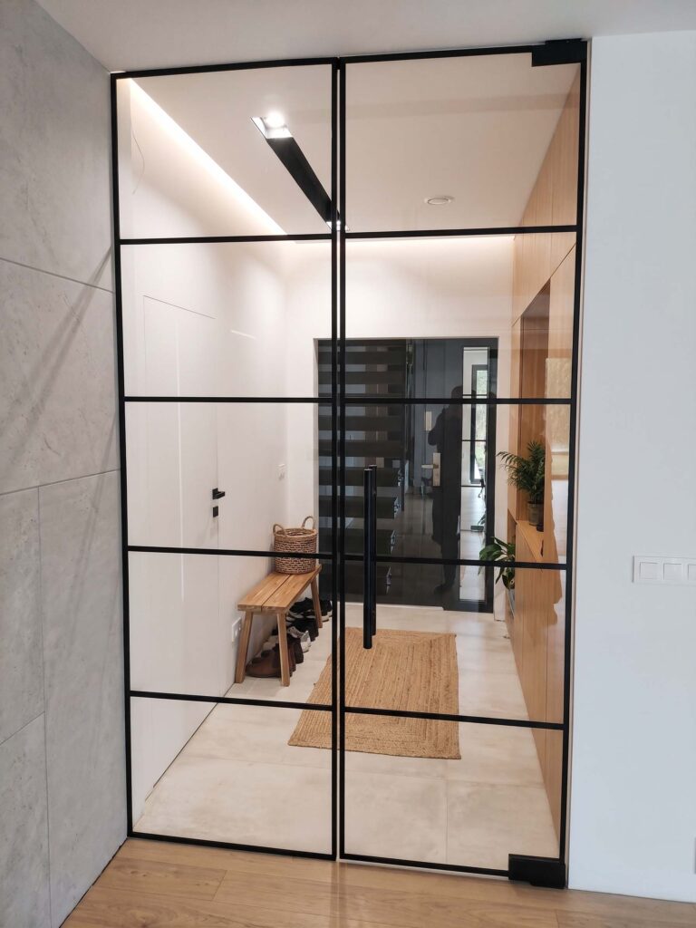 Drzwi wahadłowe loft w przedpokoju – czarne szprosy