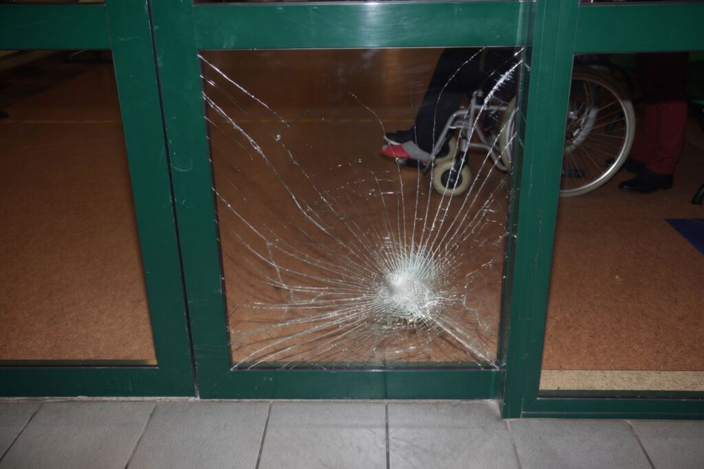 Rozbita szyba w drzwiach aluminiowych