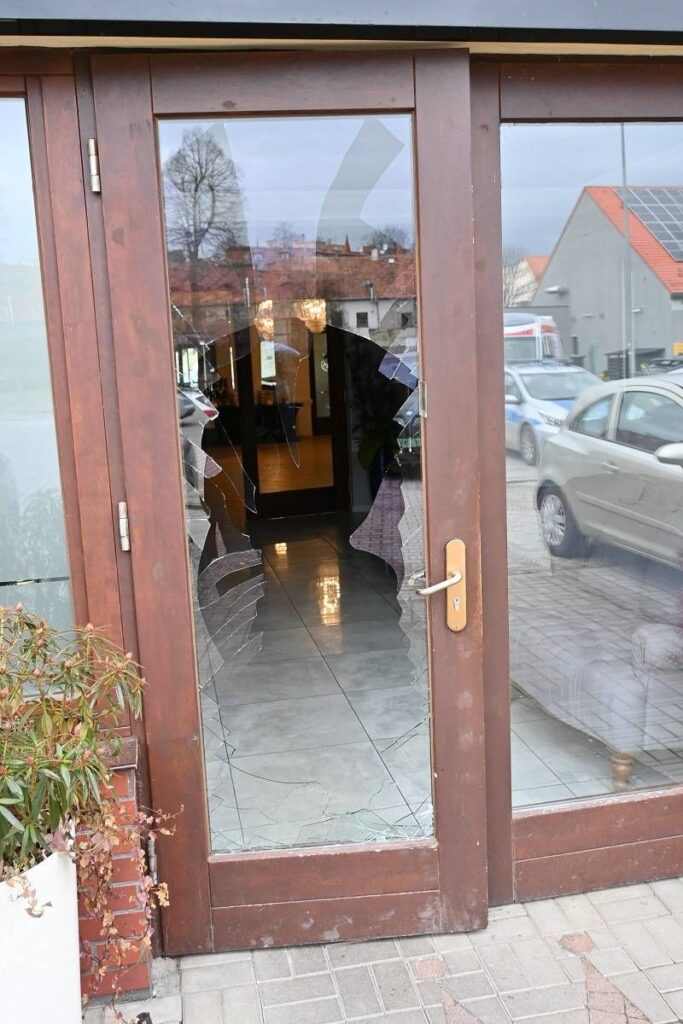 Wybita szyba w drzwiach wejściowych