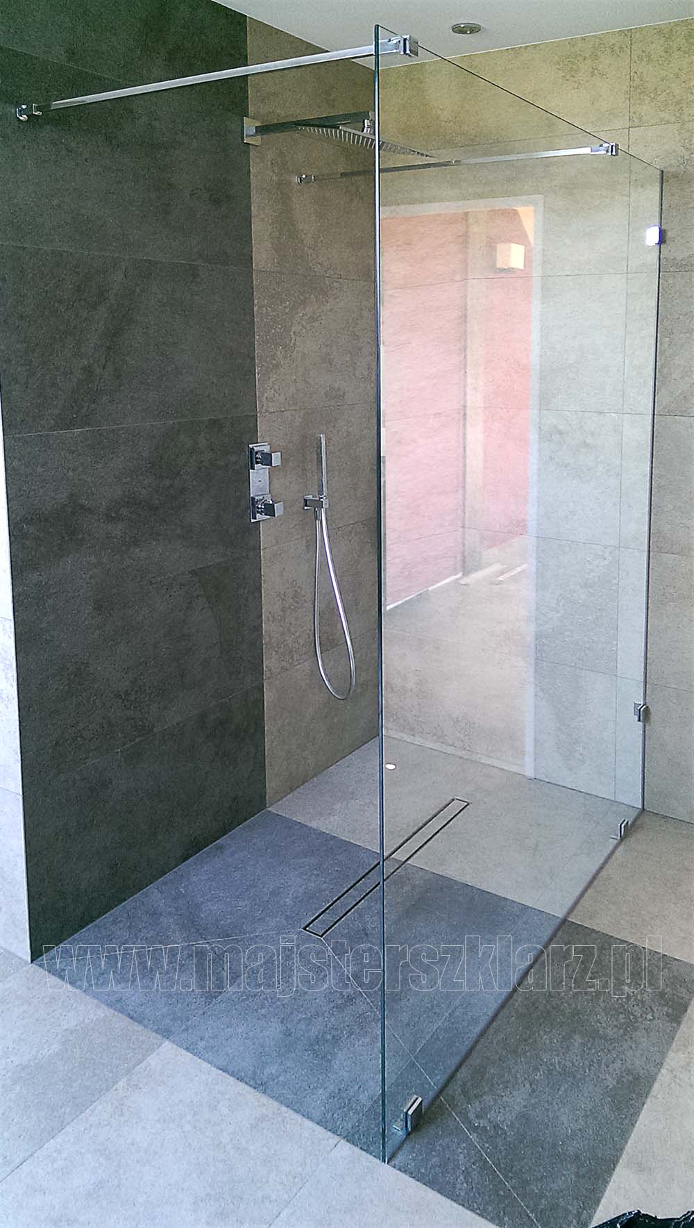 ścianka szklana zamiast kabiny z drzwiami