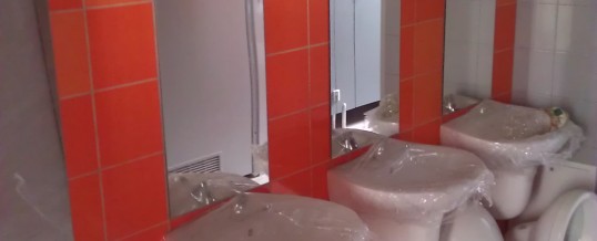 Montaż luster w szkolnych toaletach przy ul. Kamieńskiego