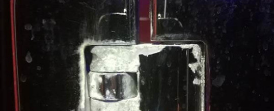 Przemysłowe okucia prysznicowe po pewnym czasie użytkowania