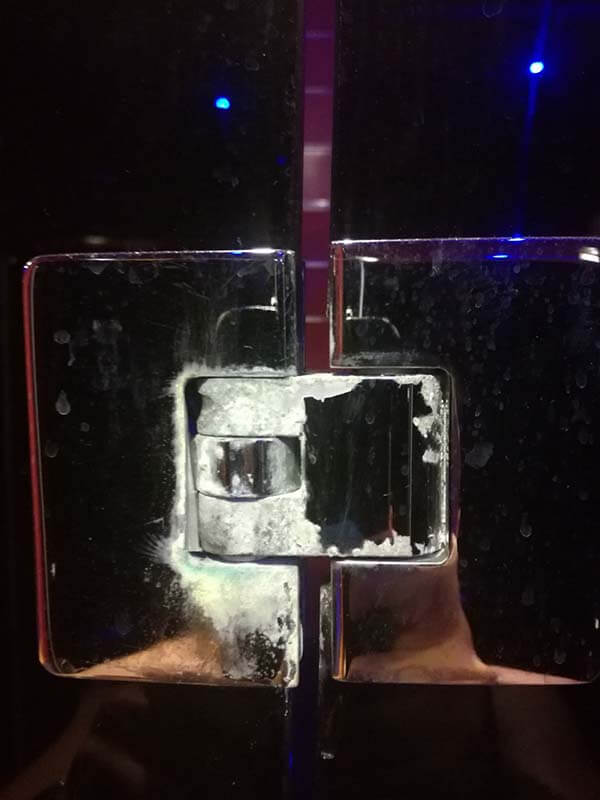 Tani zawias prysznicowy po czasie