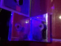 Skorodowane słabej jakości okucie do szkła