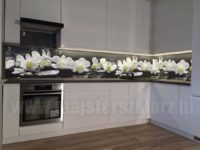 biale kwiaty na ciemnym tle