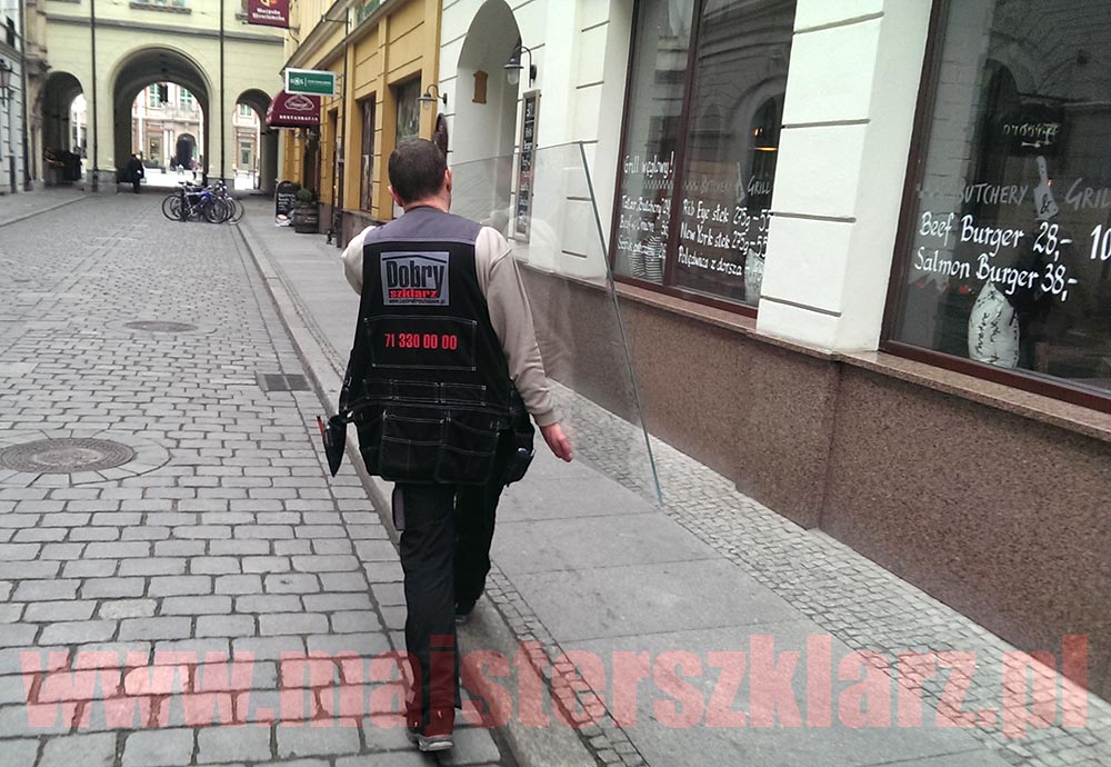 W skład usługi wchodził: - dokładny pomiar, - docięcie szkła na wymiar, - oszlifowanie ostrej krawędzi szkła, - zahartowanie szkła w temperaturze ok 680 st.C. - transport i montaż