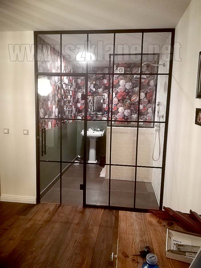 zabudowa szklana w czarnych profilach